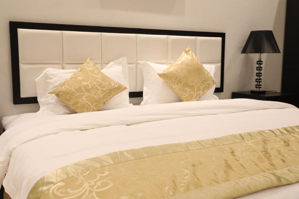 Quiet Rooms Apartments-6
